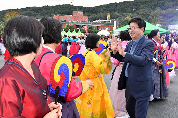 지난해 열린 제56회 수원화성문화제에서 염태영 수원시장이 시민들과 함께 인사하고 있다.