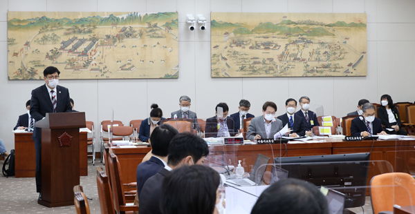 15일 도성훈 교육감이 여의도 국회에서 열린 서울·인천·경기교육청에 대한 국회 교육위원회 국정감사 참석해 질의에 응답하고 있다.<인천시교육청 제공>