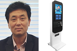 ‘건강나눔’의 무인자동판매기와 이형대 대표. 무인자동판매기 개발·보급으로 체육시설 인건비 절감을 통한 효율적인 고객 관리를 돕는다. <업체 제공>