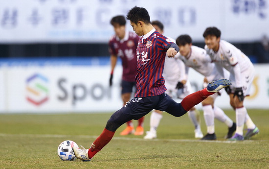 프로축구 수원FC 안병준이 29일 수원종합운동장에서 열린 경남FC와의 ‘K리그2 승격 플레이오프’ 후반 추가시간 페널티킥을 차고 있다. 전반 선제골을 내준 수원FC는 안병준의 페널티킥 결승골로 무승부를 거두며 K리그1 승격을 확정지었다. /연합뉴스