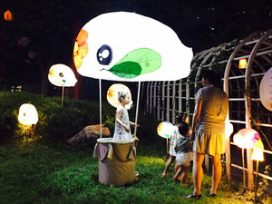 ▲ 군포시문화예술회관 야외서 열린 표구철 작가 ‘구름물고기전’