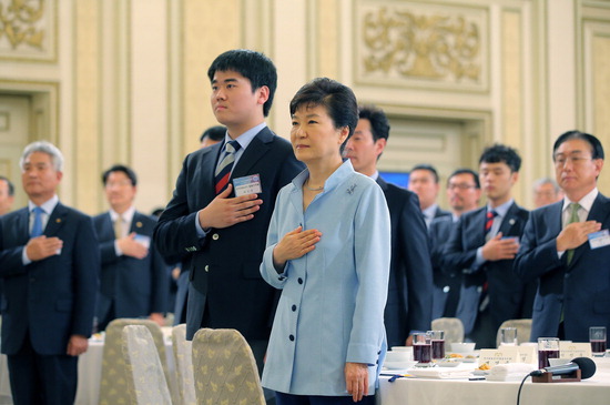 ▲ 박근혜 대통령이 25일 오후 청와대에서 열린 제43회 국제기능올림픽 선수단과의 오찬에서 국기에 대한 경례를 하고 있다.   /연합뉴스