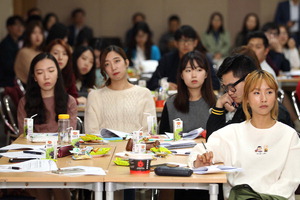 ▲ 인천 동구가 15일 개최한 관·학 협력 문화컨설팅에 인하대학교 문화경영학과 학생들이 참석해 귀를 기울이고 있다.