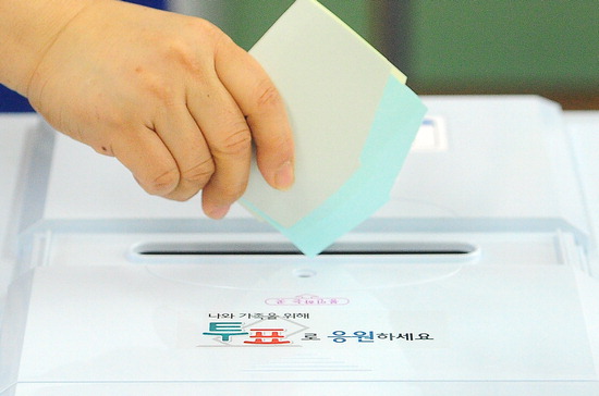 ▲ 2014년 6·4 전국동시지방선거에서 인천 유권자가 소중한 한 표를 행사하고 있다.  <기호일보DB>