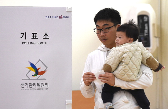 ▲ 4·13 총선 사전투표일인 9일 인천시 동춘3동 주민센터에 마련된 투표소에서 한 유권자가 투표를 하고 있다. 최민규 기자 cmg@kihoilbo.co.kr