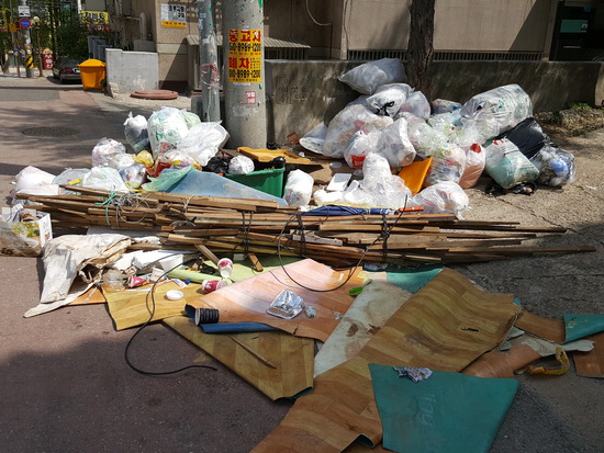 ▲ 수원시 한 주택가 골목에 쓰레기 무단투기 단속카메라가 설치돼 있음에도 불구하고 불법 쓰레기들이 수북이 쌓여 있다.  김건우 인턴기자