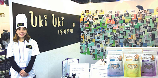 ▲ 서울전시컨벤션센터서 열린 K-pet-fair 참가부스. (사진 안쪽은 우키우키 제품들.)