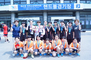 ▲ 인천구월초등학교 여자 핸드볼 선수단이 소년체전 우승을 확정한 뒤 기념촬영을 하고 있다.