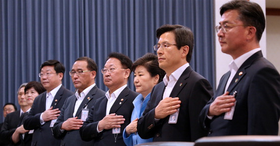 ▲ 박근혜 대통령과 국무위원들이 21일 청와대에서 열린 제26회 국무회의에서 국기에 대한 경례를 하고 있다.  /연합뉴스