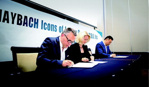 ▲ 독일 마이바흐 사와 한국 M.B.K.Inc. 관계자들이 마이바흐 비즈니스 타워 설립을 위한 계약서를 작성하고 있다.