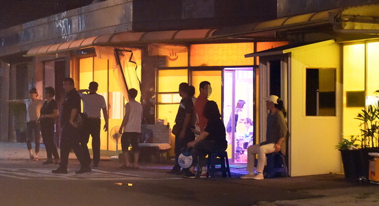 ▲ 10일 새벽 인천의 대표적인 성매매집결지인 숭의동 옐로하우스 거리에 외국인의 발길이 이어지고 있다.  최민규 기자 cmg@kihoilbo.co.kr