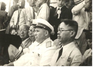 ▲ 1947년 광복절 기념 행사에서 이승만 박사, 김구 선생과 함께 자리하고 있는 민세 안재홍(오른쪽 끝).