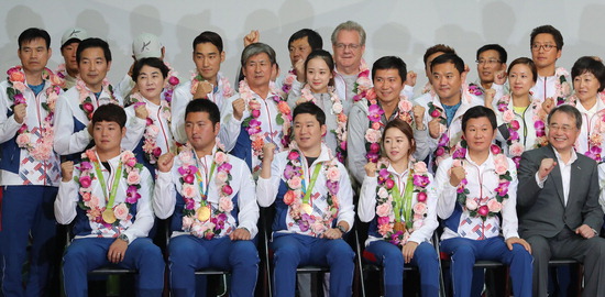 ▲ 리우올림픽 한국선수단이 24일 오전 인천공항에서 열린 해단식에서 파이팅을 외치며 기념촬영을 하고 있다. /연합뉴스