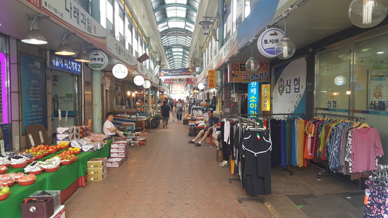 ▲ 25일 낮 12시께 인천 남구 용현동 토지금고시장.이어진 폭염과 차례용품 가격상승으로 손님들의 발길이 뜸하다.