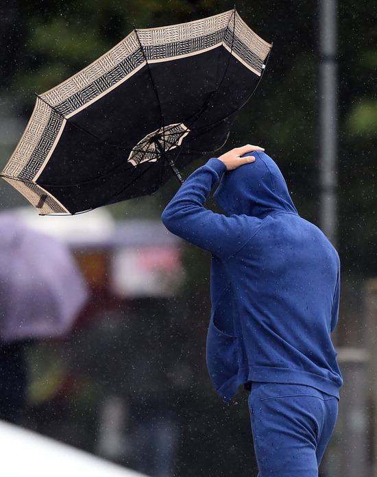 ▲ 인천지역에 강풍을 동반한 가을비가 내린 31일 관교동 거리에서 우산을 쓴 시민들이 바람을 맞으며 힘겹게 걷고 있다.  최민규 기자 cmg@kihoilbo.co.kr