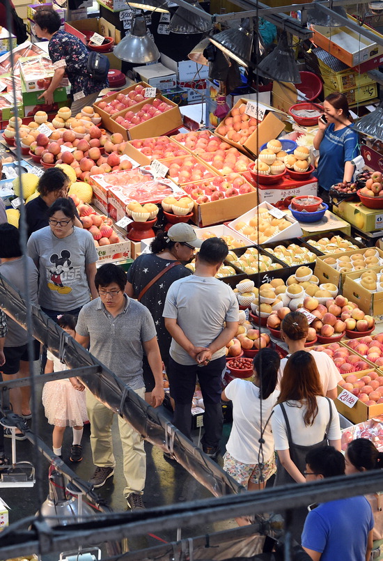 ▲ 추석을 나흘 앞둔 11일 인천 삼산농산물시장이 제수용과 선물용 과일을 구입하려는 시민들의 발길이 이어지고 있다.  최민규 기자 cmg@kihoilbo.co.kr