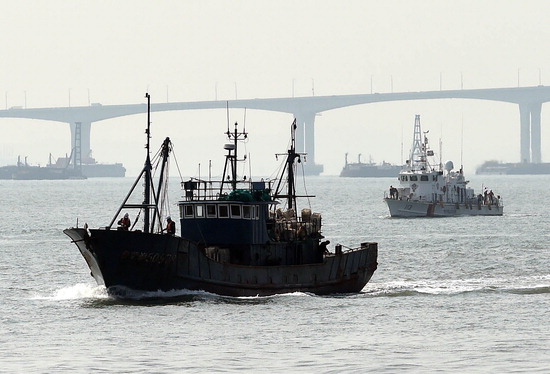 ▲ 서해 북방한계선(NLL)을 침범해 불법 조업을 하다 인천해경에 나포된 32t급 중국 어선이 인천해양경비안전서 전용부두로 압송되고 있다.최민규 기자 cmg@kihoilbo.co.kr