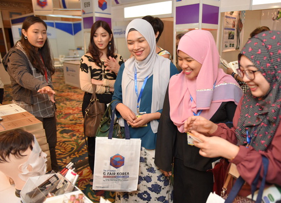 ▲ 지난 27~28일 말레이시아 쿠알라품푸르 샹그릴라 호텔에서 열린 ‘2016 G-FAIR 쿠알라룸푸르’에서 참가자들이 미용제품을 보고 있다.  <사진=경기도 제공>