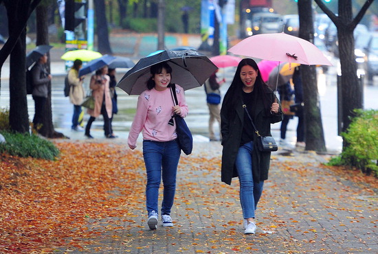 ▲ 가을비가 촉촉히 내린 25일 인천 구월동 거리에서 우산을 쓴 시민들이 출근길 발걸음을 재촉하고 있다.  최민규 기자 cmg@kihoilbo.co.kr
