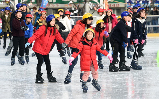 ▲ 휴일인 8일 인천 화도진 야외스케이트장을 찾은 시민들이 스케이트를 타며 휴일을 즐기고 있다. 최민규 기자 cmg@kihoilbo.co.kr