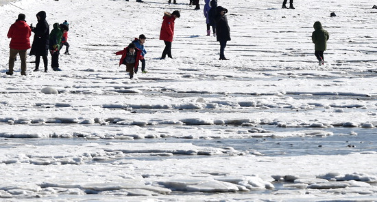 ▲ 한파가 몰아친 15일 인천 동막해수욕장을 찾은 시민들이 얼어붙은 해안가를 걸으며 겨울 정취를 만끽하고 있다.  최민규 기자 cmg@kihoilbo.co.kr
