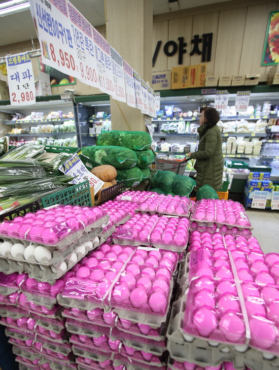 ▲ 22일 오후 서울 구로구의 한 마트에 미국산 수입 계란이 진열돼 있다. 이 곳에서는 미국산 계란 30개를 8천950원에, 이 마트에서 판매되는 가장 저렴한 국내산 계란(9천900원)보다 950원 가량 저렴하게 판매한다. /연합뉴스
