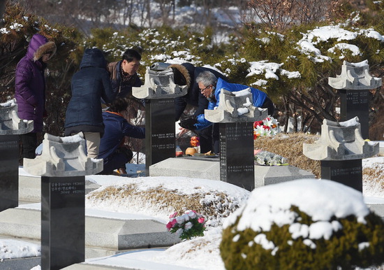 ▲ 설을 앞두고 22일 인천가족공원에 성묘객들의 발길이 이어지고 있다. 최민규 기자 cmg@kihoilbo.co.kr