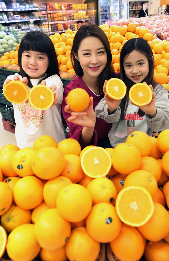 ▲ 14일 오전 서울 이마트 용산점에서 모델들이 제철 맞은 오렌지를 선보이고 있다. 이마트는 전국 점포에서 미국 캘리포니아산 오렌지를 개당 1천260원~1천470원(벌크), 1봉(6~8입) 7천980원에 판매한다.  <사진=이마트 제공>