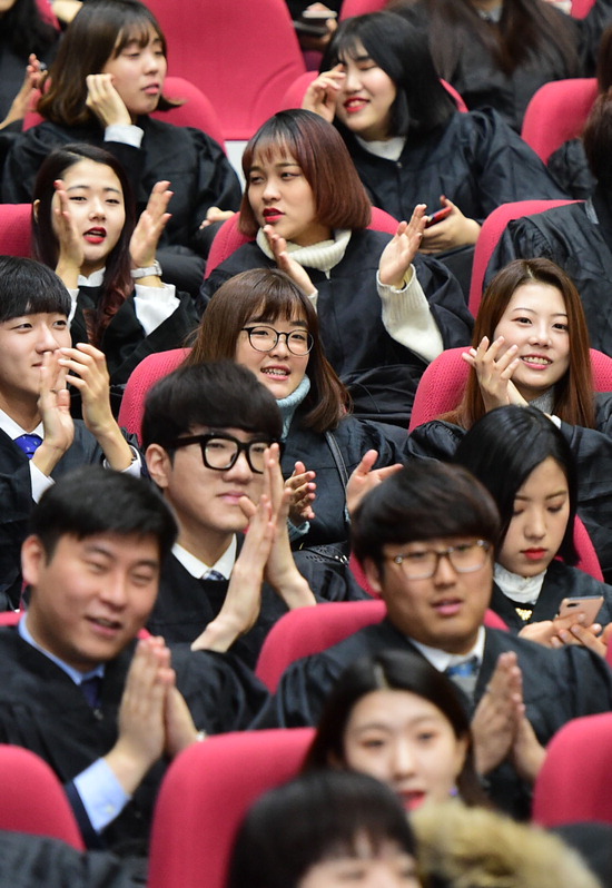 ▲ 인천 재능대학 졸업식이 14일 대강당에서 열려 졸업생들이 박수를 치고 있다.  최민규 기자 cmg@kihoilbo.co.kr