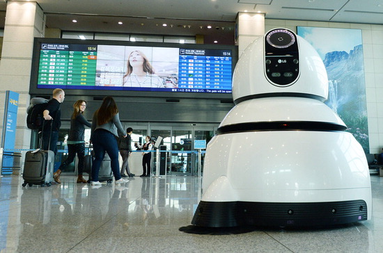 ▲ LG전자의 공항 청소로봇이 지난 20일 인천국제공항에서 시범 가동 중이다. <사진=LG전자 제공>