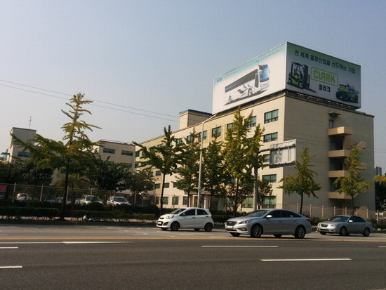 ▲ 대규모 가구전시장과 지식산업센터가 새롭게 들어설 예정인 인천 부평구 자일대우자동차판매㈜의 한 건물.