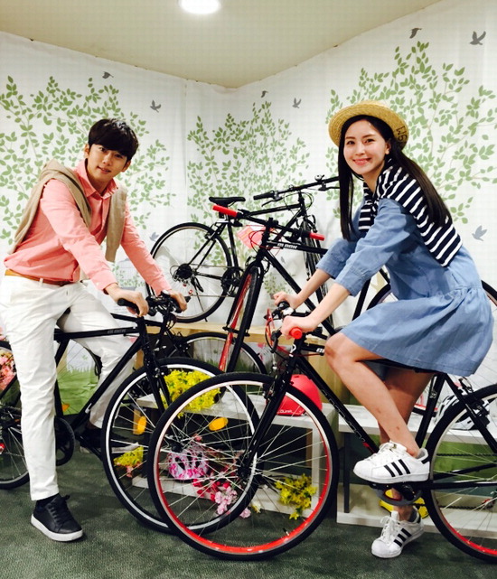 ▲ 롯데마트 서울역점에서 15일 모델들이 ‘스마트 하이브리드 자전거’를 선보이고 있다. 스마트 하이브리드 자전거는 ‘MTB·로드’ 혼합 형태의 도심형 자전거로 편안한 자세의 라이딩이 가능한 것이 특징이다.  <사진=롯데마트 제공>