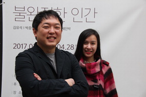 ▲ 김유석(왼쪽) 미디어아트 작가와 인천문화재단 공간문화팀 구영은 씨.