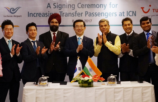 ▲ 인천공항공사와 튜이 인디아(TUI India) 관계자들이 인도 뉴델리에서 ‘신규 환승수요 개발을 위한 전략적 파트너십 구축 업무협약’을 체결한 후 손뼉을 치고 있다.