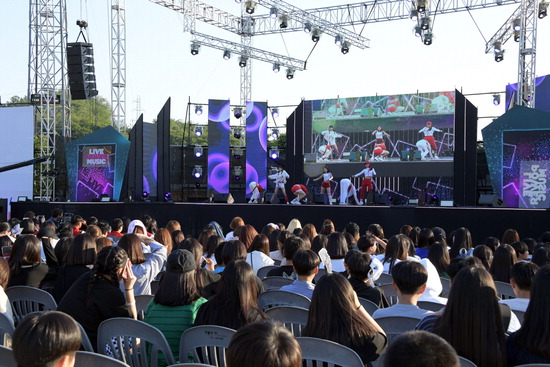 ▲ 동두천시에서 27일 ‘제12회 청소년 뮤직페스티벌’이 열려 학생들이 공연을 보고 있다.