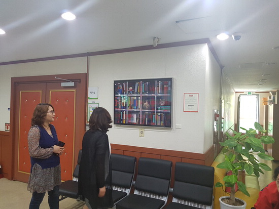 ▲ 수진2동 주민자치센터에 전시된 미술작품을 방문객들이 감상하고 있다.