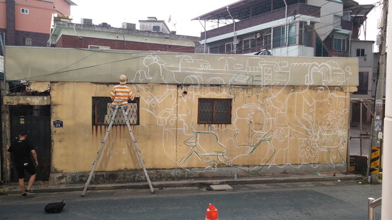 ▲ 동두천시 보산동 관광특구 일대 건물 벽에 그래피티 작가들이 그림을 그리고 있다.