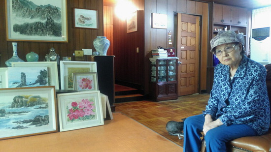 ▲ 인천시 남구 도화1구역에서 50여 년을 살아온 정근화 씨가 18일 자신의 집 거실에서 재개발 걱정에 말을 잇지 못하고 있다.