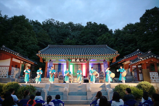 ▲ 인천 남구가 28일부터 10월까지 매달 ‘달빛 공감 음악회’를 개최한다. 지난해 열린 ‘달빛 공감 음악회’. <사진=남구 제공>