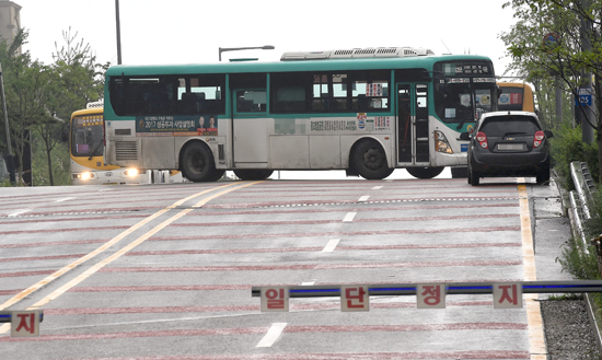 ▲ 2일 오후 수원 시 영통구 한 아파트 단지 정문 앞 버스 회차공간이 조성되지 않아 버스 종점에서  버스들이 불법 유턴을 하고 있다.  홍승남 기자 nam1432@kihoilbo.co.kr
