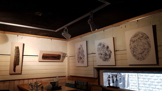 ▲ 한뫼골미술인회가 주최·성남시가 후원으로 도시 재개발로 인한 빈 공간을 활용한 미술 전시회가 이달 말까지 열린다.