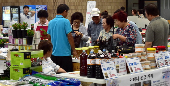 ▲ 12일 인천시청 중앙홀에서 로컬푸드데이 행사가 열려 시민들이 지역 특산품을 살펴보고 있다.  이진우 기자 ljw@kihoilbo.co.kr