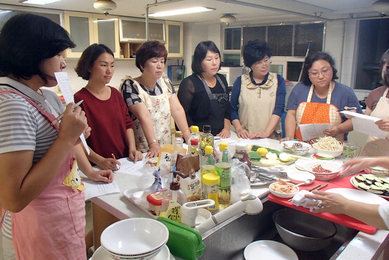 ▲ 농촌자원교육을 신청한 교육생들이 전통음식 만들기 프로그램에 참여하고 있다.