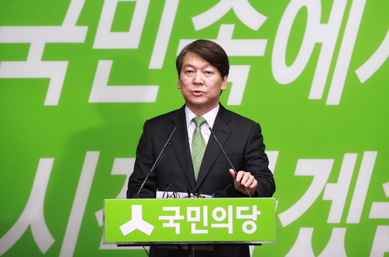 ▲ 국민의당 안철수 전 의원이 3일 서울 여의도 당사에서 기자회견을 열고 당대표 선거 출마를 공식선언하고 있다. 안 전 의원은 지난달 12일 ‘제보조작’ 사건과 관련해 