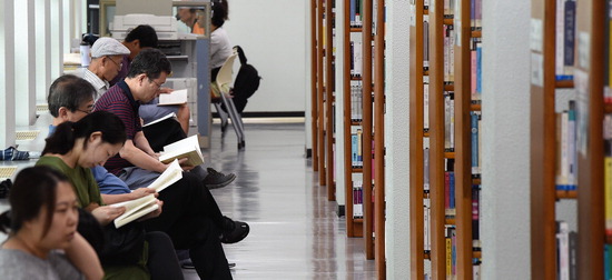 ▲ 폭염이 지속된 6일 수원시 팔달구 선경도서관에서 시민들이 독서 삼매경에 빠져 있다.  홍승남 기자 nam1432@kihoilbo.co.kr