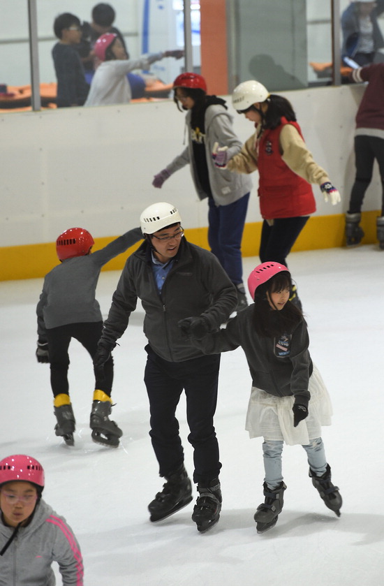 ▲ 무더위가 계속된 13일 오후 수원시 권선구 탑동아이스링크에서 방학을 맞은 어린이들이 스케이트를 타며 더위를 식히고 있다.홍승남 기자 nam1432@kihoilbo.co.kr