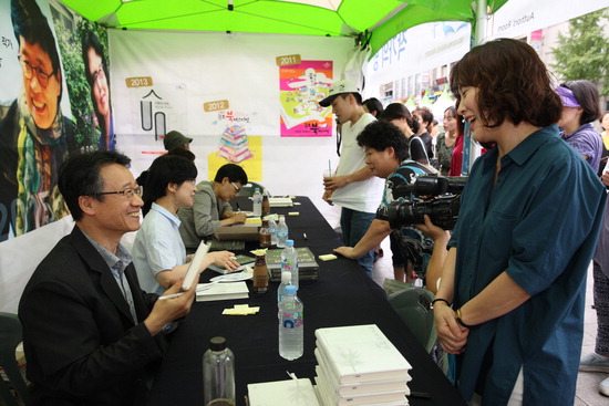 ▲ 지난해 개최된 군포 독서대전에서 시민들이 작가들과 대화를 나누고 있다.  <사진=군포시 제공>