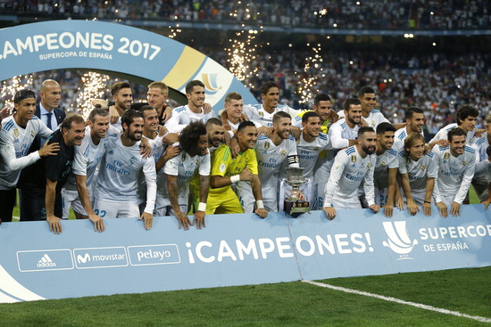 ▲ 스페인 산티아고 베르나베우에서 열린 17일(한국시간) 열린 스페인 슈퍼컵에서 우승한 레알 마드리드 선수들이 트로피를 들고 환호하고 있다. /연합뉴스
