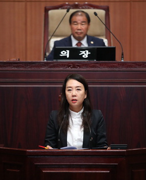 ▲ 김혜진 의원이 5분 자유발언을 통해 시 집행부의 군공항이전 대응 방향에 대해 질타하고 있다.