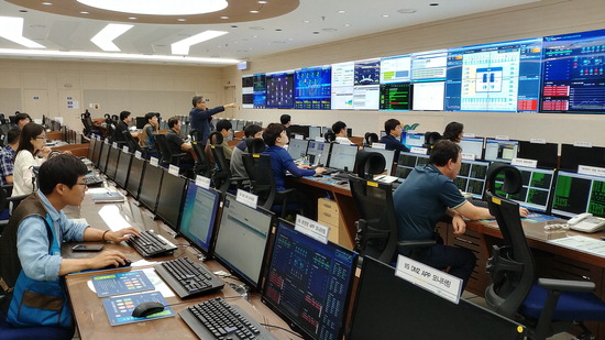 ▲ 인천공항 근무자들이 통합된 시스템의 운영 상황을 모니터링하고 있다.
